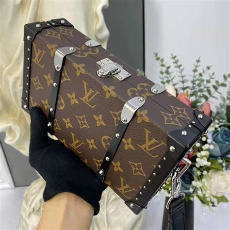 canvas louis vuitton materiale|louis vuitton canvas vs leather.